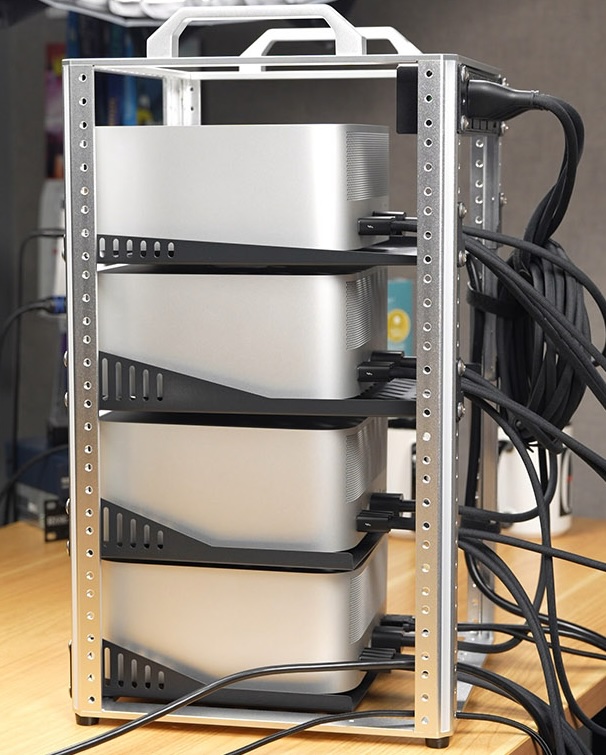 4 Mac Studia namontovaná v racku s Thunderbolt 5 propojením