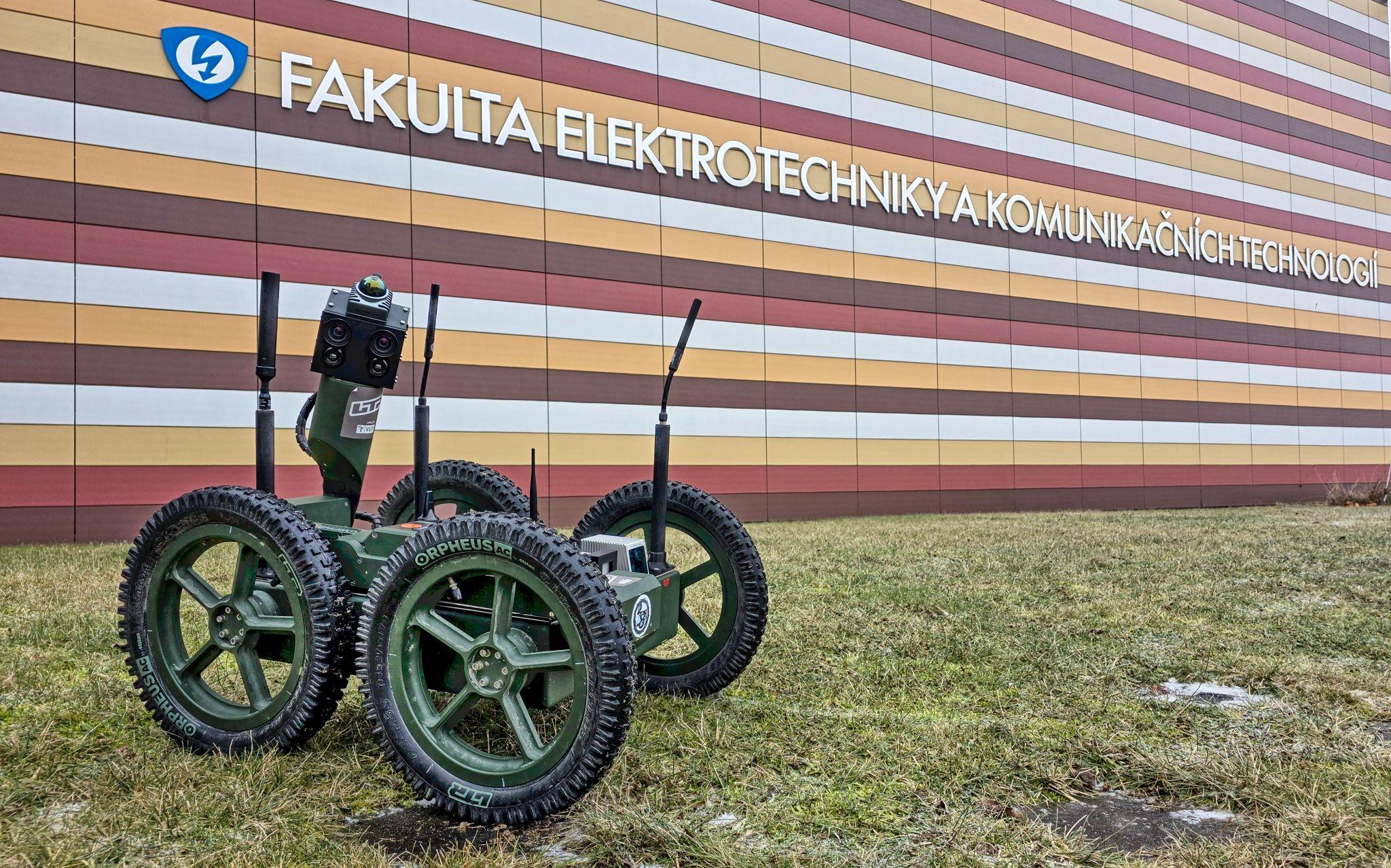 Robot Orpheus-XR v areálu VUT v Brně