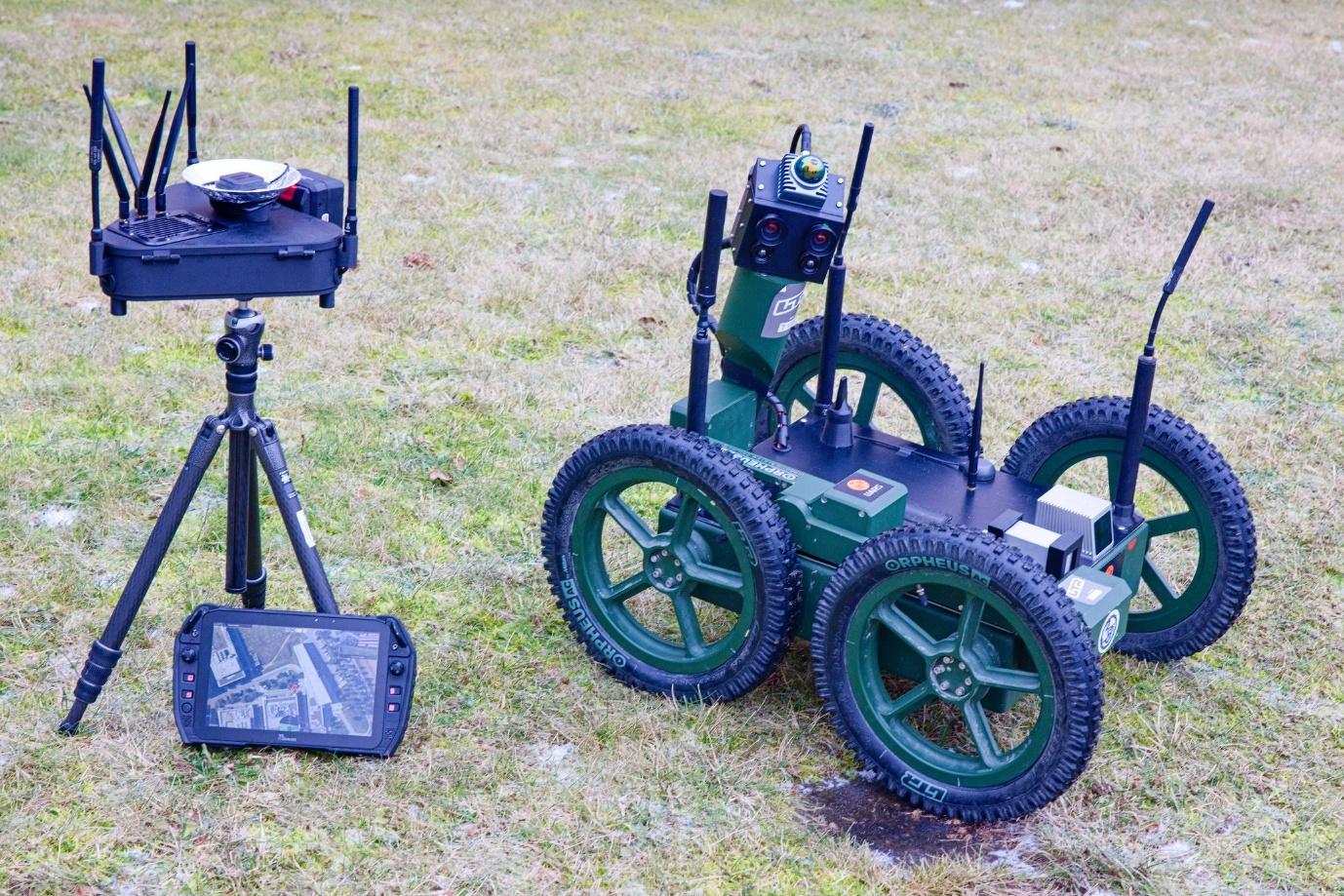 Testovací roboty Scout-mini při terénním experimentu